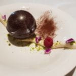 Esfera de chocolate con crema montada de caramelo