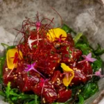 Atún en Tacos Marinado con Ensalada de Algas Wacame y Hilos de Chili A Kangas