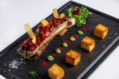 Tuétano a La Parrilla con Atún de la Almadraba y Brioche A Kangas