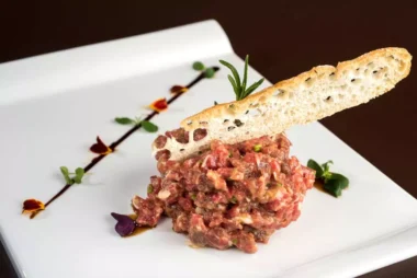 Steak tartar de carne excelente y su aliño sugerente